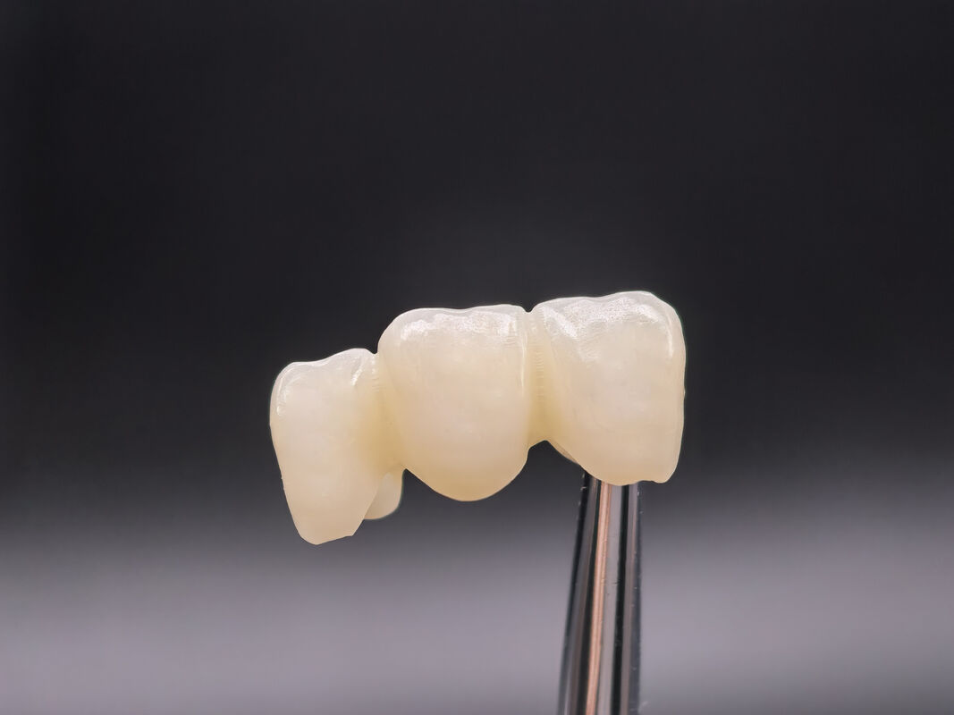Bloco de zircônio dentário pré-processado para processamento CADCAM com resistência superior e translucidez que imita de perto os dentes naturais