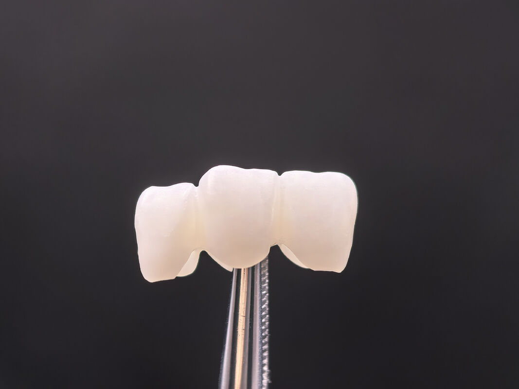 Bloco de zircônio dentário pré-processado para processamento CADCAM com resistência superior e translucidez que imita de perto os dentes naturais