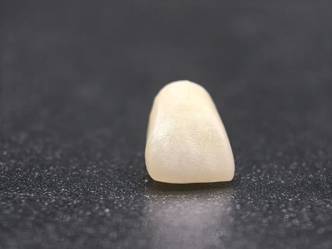 Bloco de zircônio dentário com transições de sombra sem costura e alta densidade para restaurações dentárias duradouras e reais